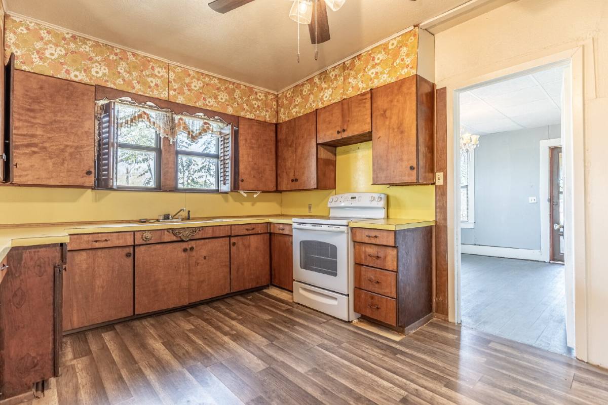 House for rent at 905 4th St, Floresville, TX 78114