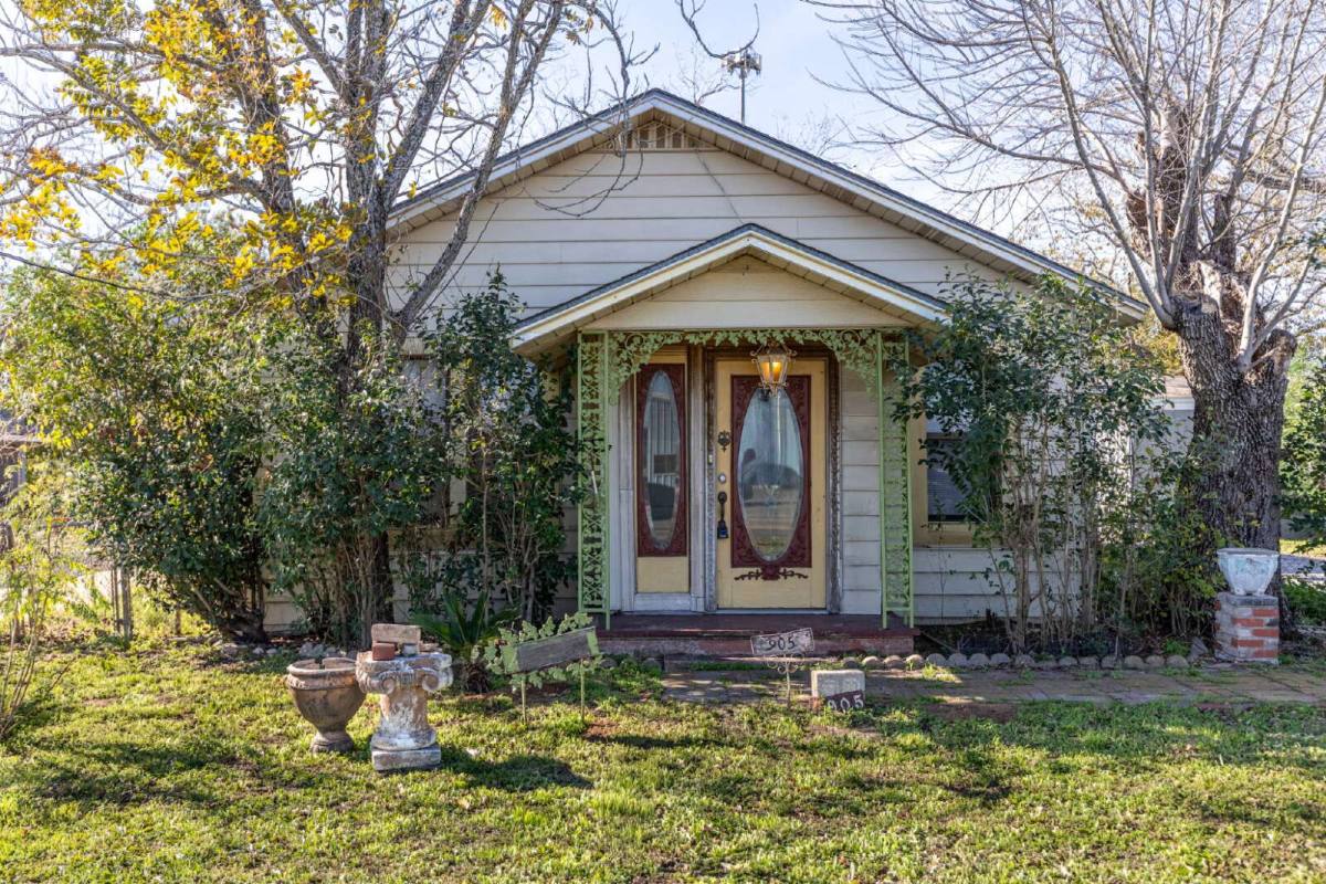 House for rent at 905 4th St, Floresville, TX 78114