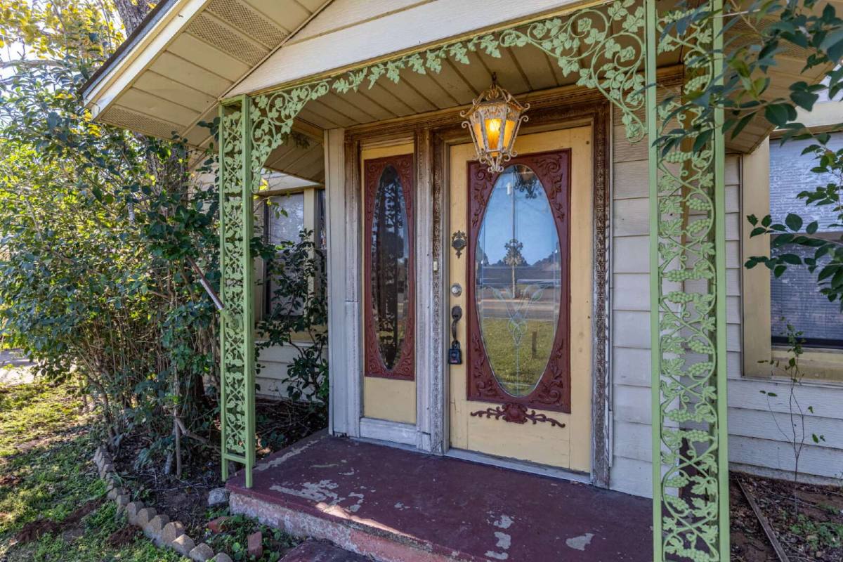House for rent at 905 4th St, Floresville, TX 78114