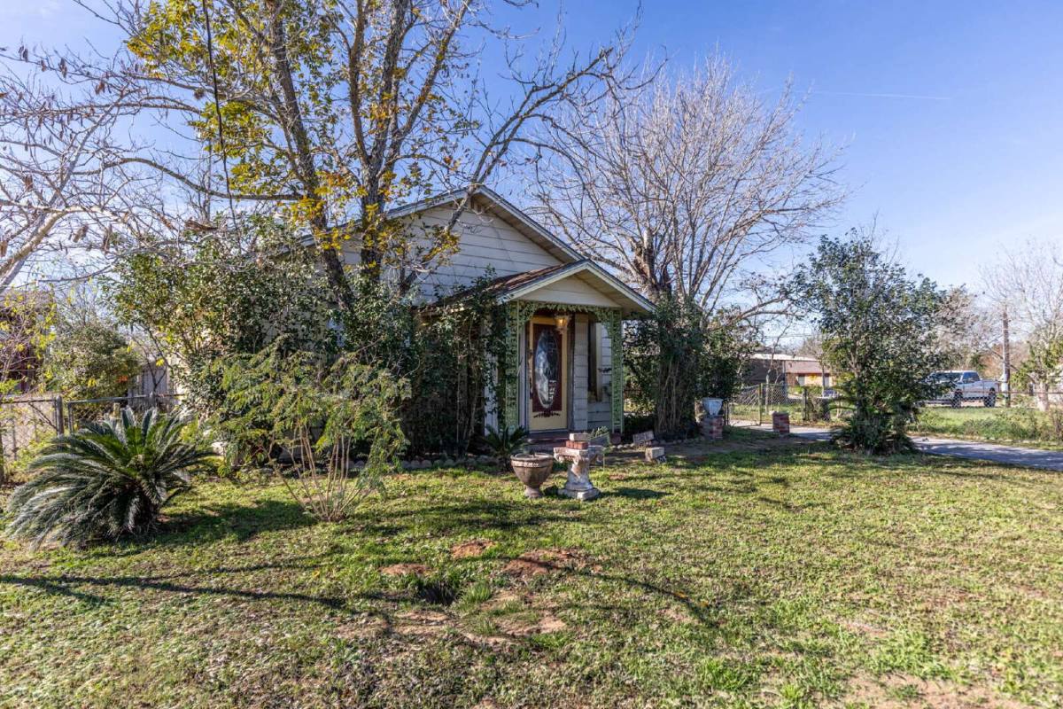 House for rent at 905 4th St, Floresville, TX 78114