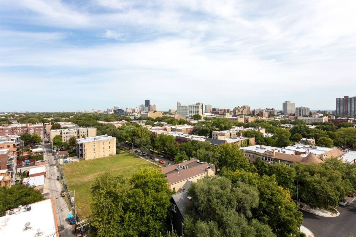Apartment for rent at 1325 W Wilson Ave, Chicago, IL 60640