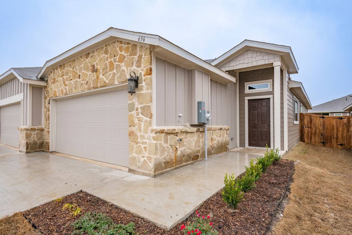 Townhouse for rent at 656 Wheatfield Dr, Venus, TX 76084