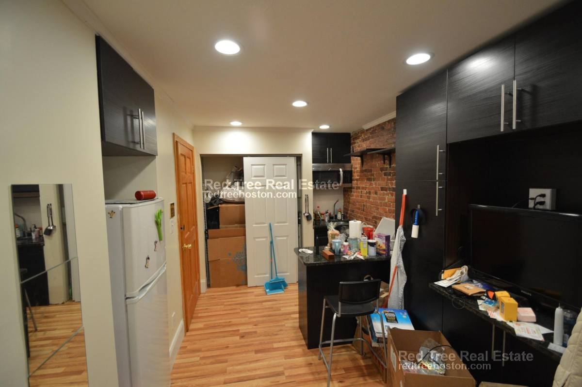 Apartment for rent at 1689 Beacon St #6, Brookline, MA 02445