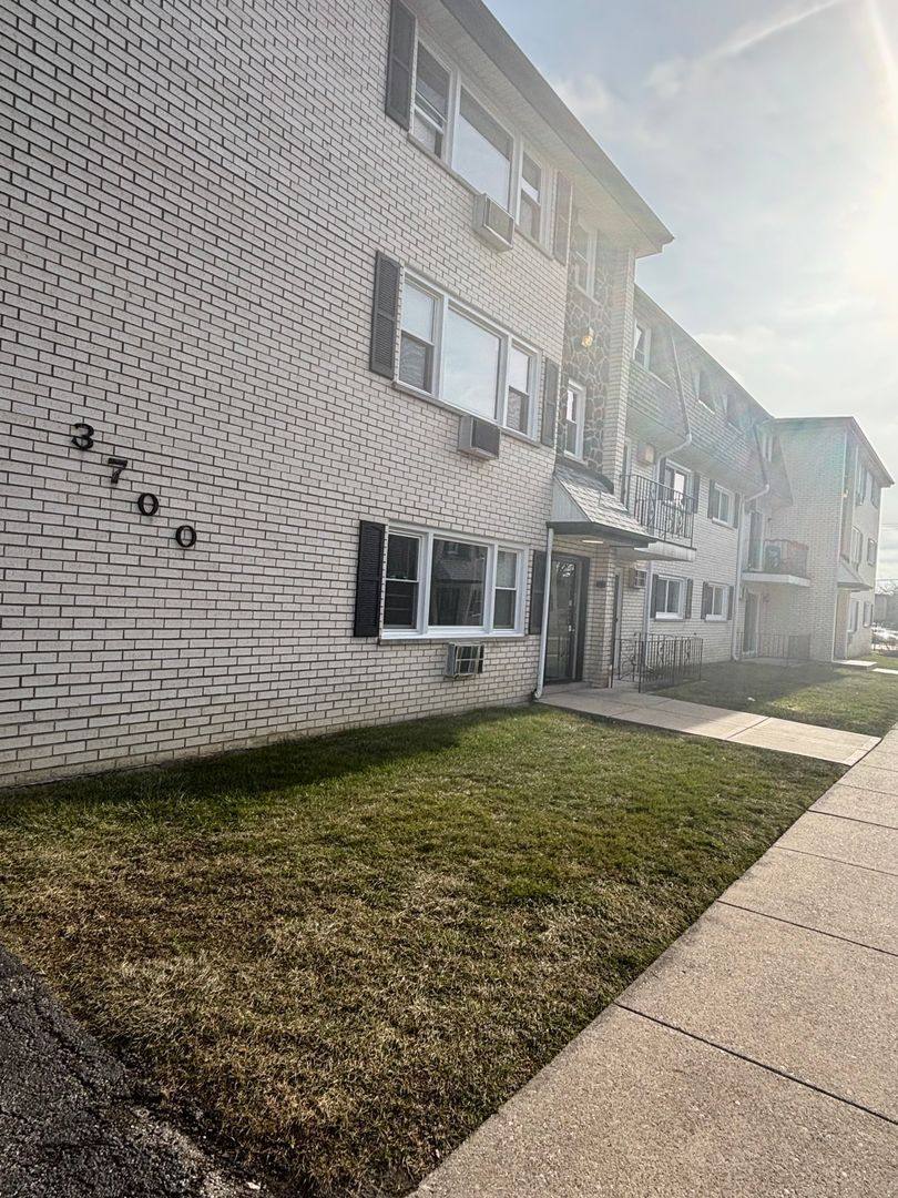 Apartment for rent at 3700-10 W 119th St, Alsip, IL 60803