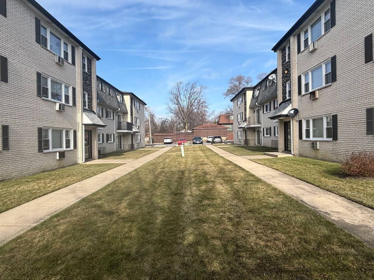 Apartment for rent at 3700-10 W 119th St, Alsip, IL 60803