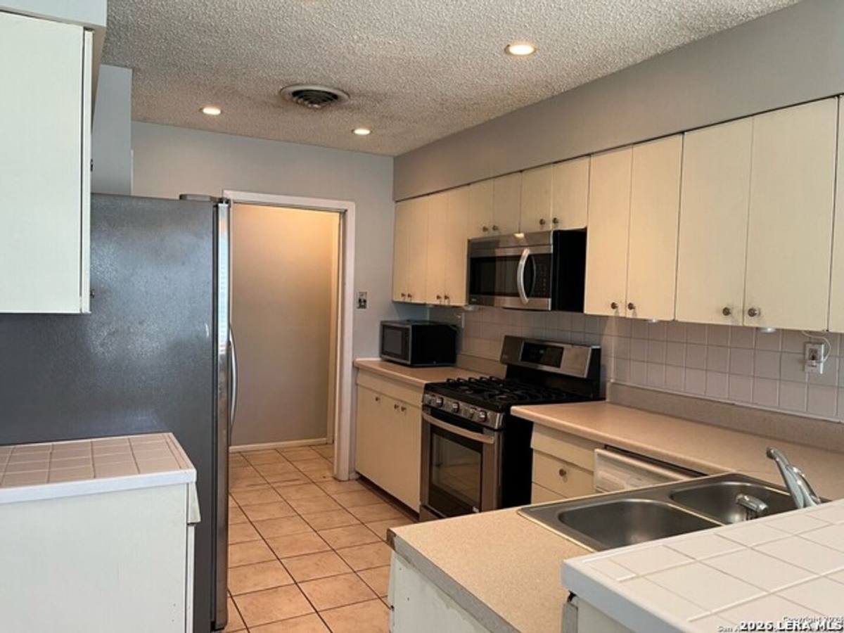House for rent at 4042 City View Dr, San Antonio, TX 78228