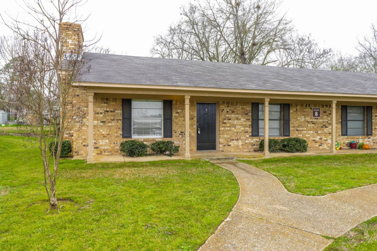Townhouse for rent at 303 Cooper St, Lindale, TX 75771