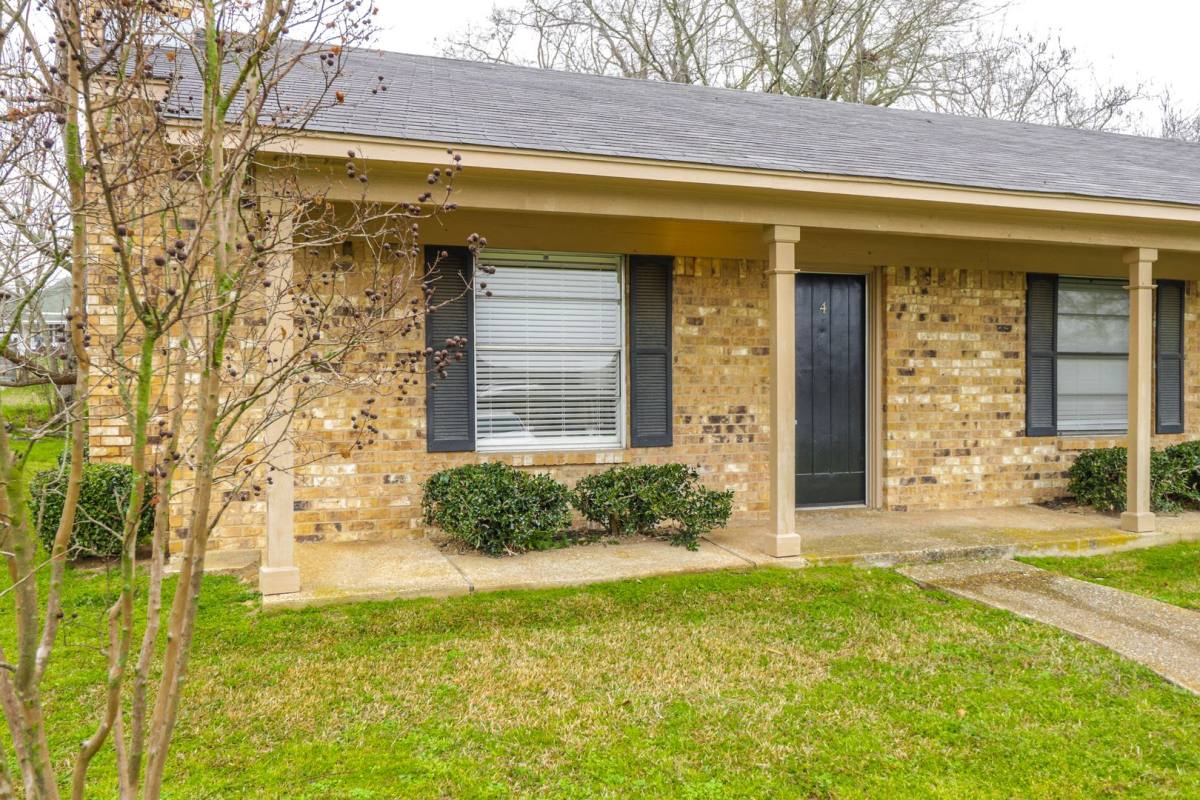 Townhouse for rent at 303 Cooper St, Lindale, TX 75771