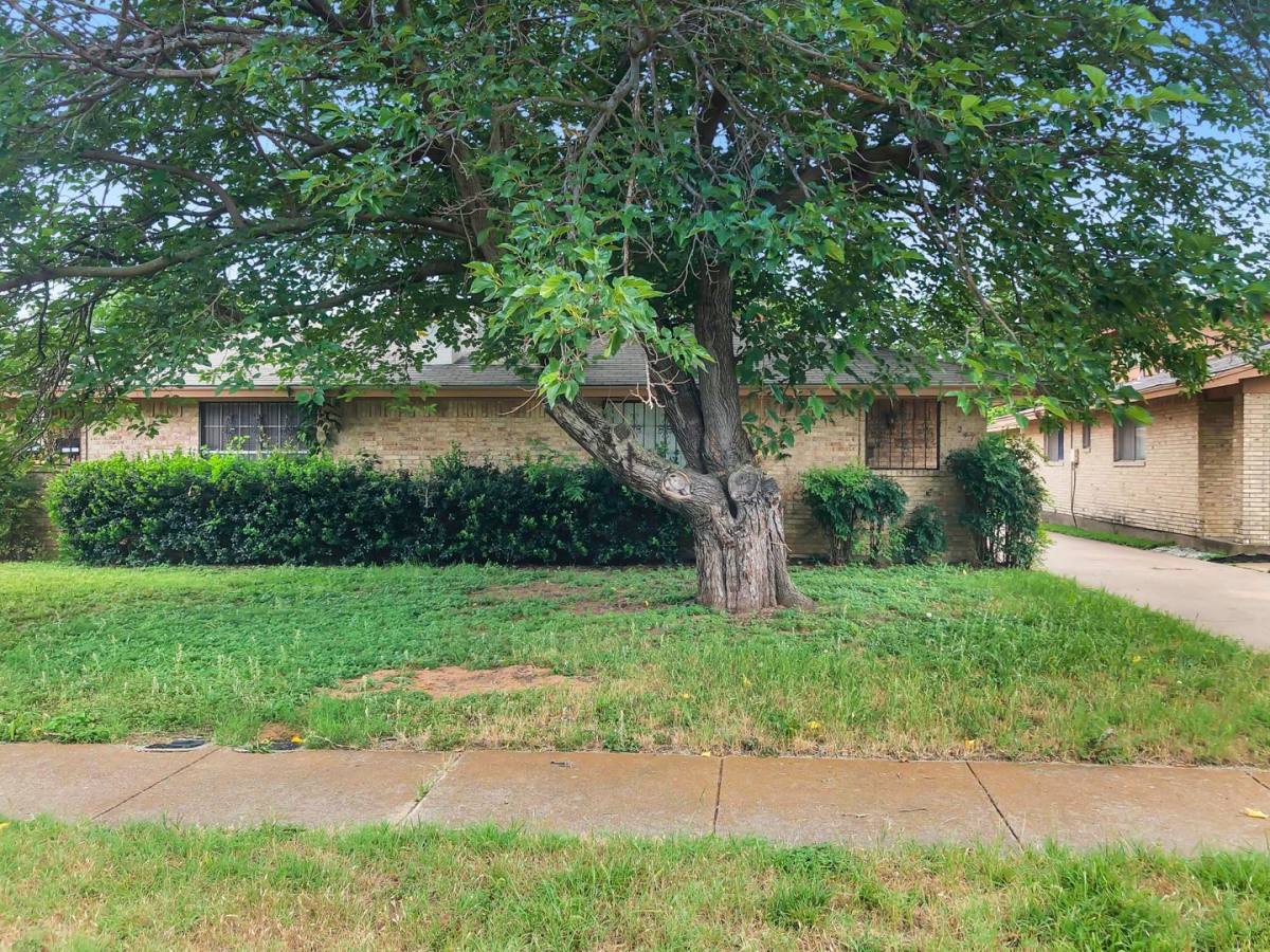 Townhouse for rent at 2410 Wood Oak Court, Irving, TX 75060
