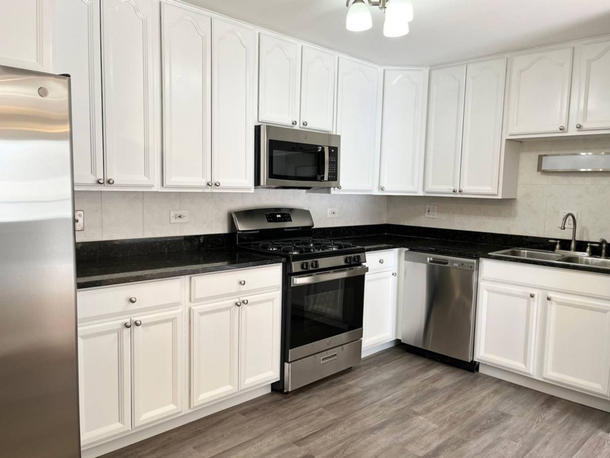 Apartment for rent at 5202 Washington St, Downers Grove, IL 60515