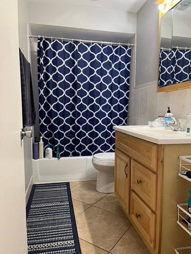 Apartment for rent at 5202 Washington St, Downers Grove, IL 60515