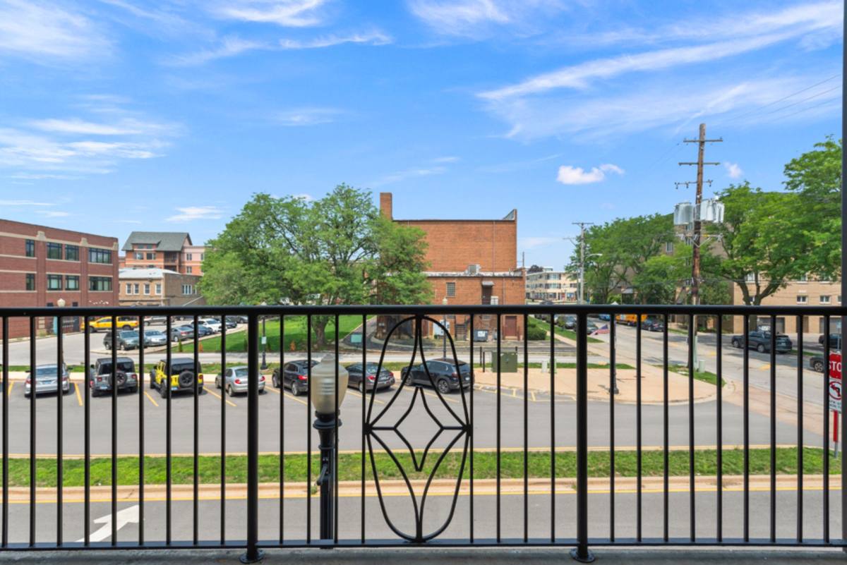 Apartment for rent at 5202 Washington St, Downers Grove, IL 60515