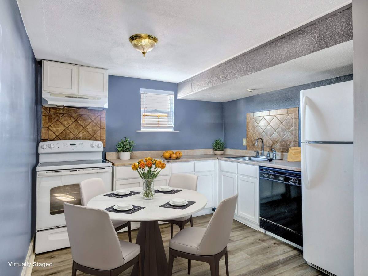 912 S Armstrong St, Denison, TX 75020 - Apartment For Rent - Image 2