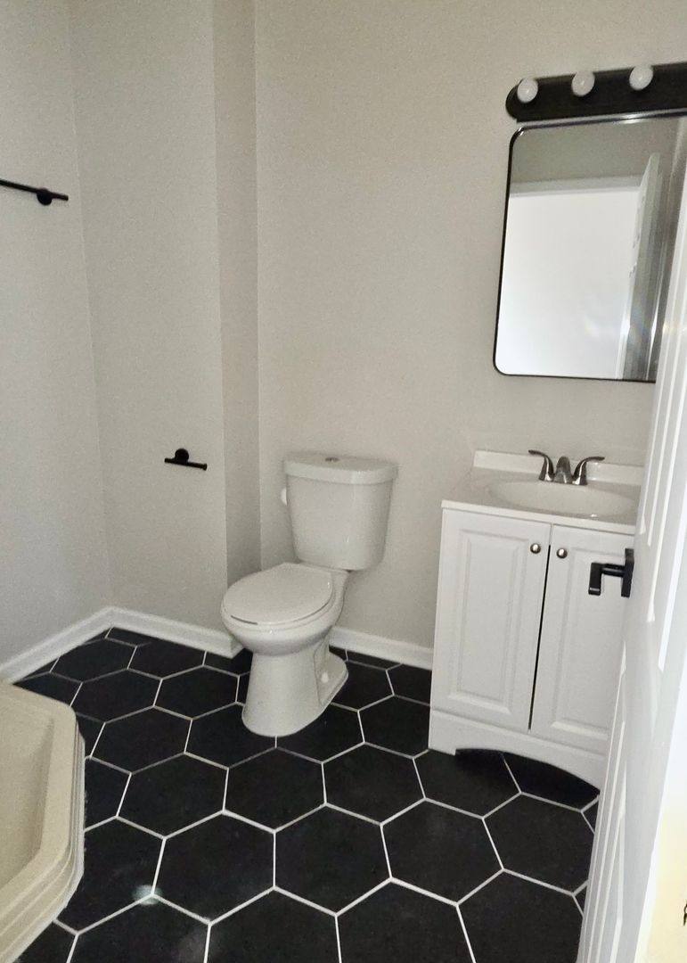 Apartment for rent at 6439 S Saint Lawrence Ave, Chicago, IL 60637