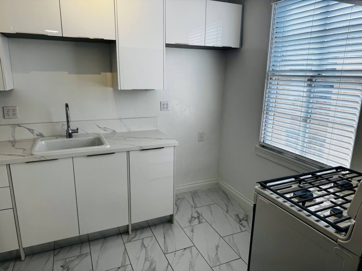Apartment for rent at 229 W 6th St, Long Beach, CA 90802