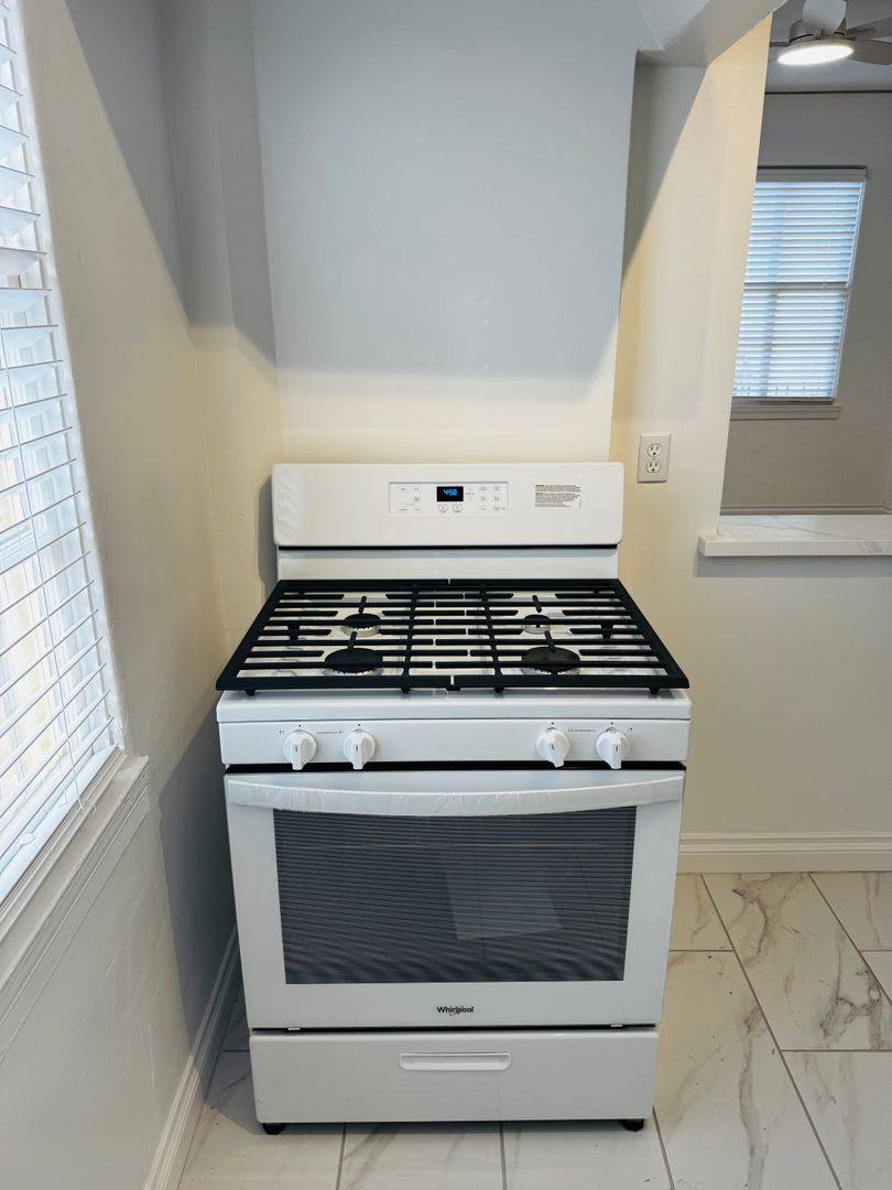 Apartment for rent at 229 W 6th St, Long Beach, CA 90802