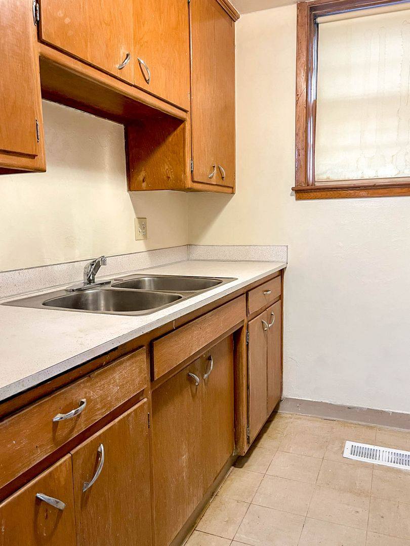 Apartment for rent at 1420 E St, Lincoln, NE 68508