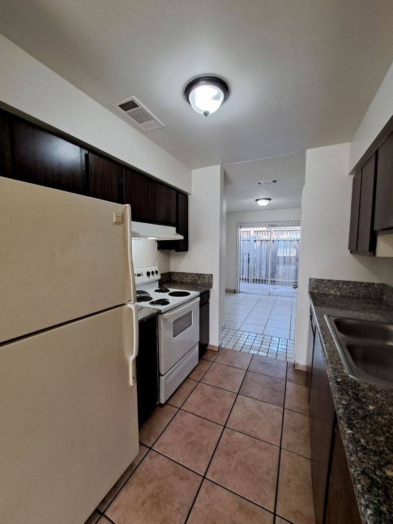Apartment for rent at 3449 N Marks Ave, Fresno, CA 93722