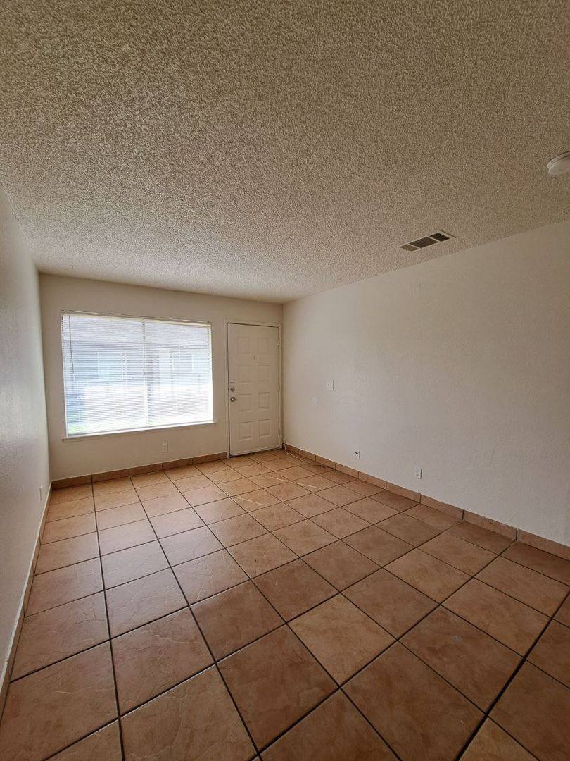 Apartment for rent at 3449 N Marks Ave, Fresno, CA 93722