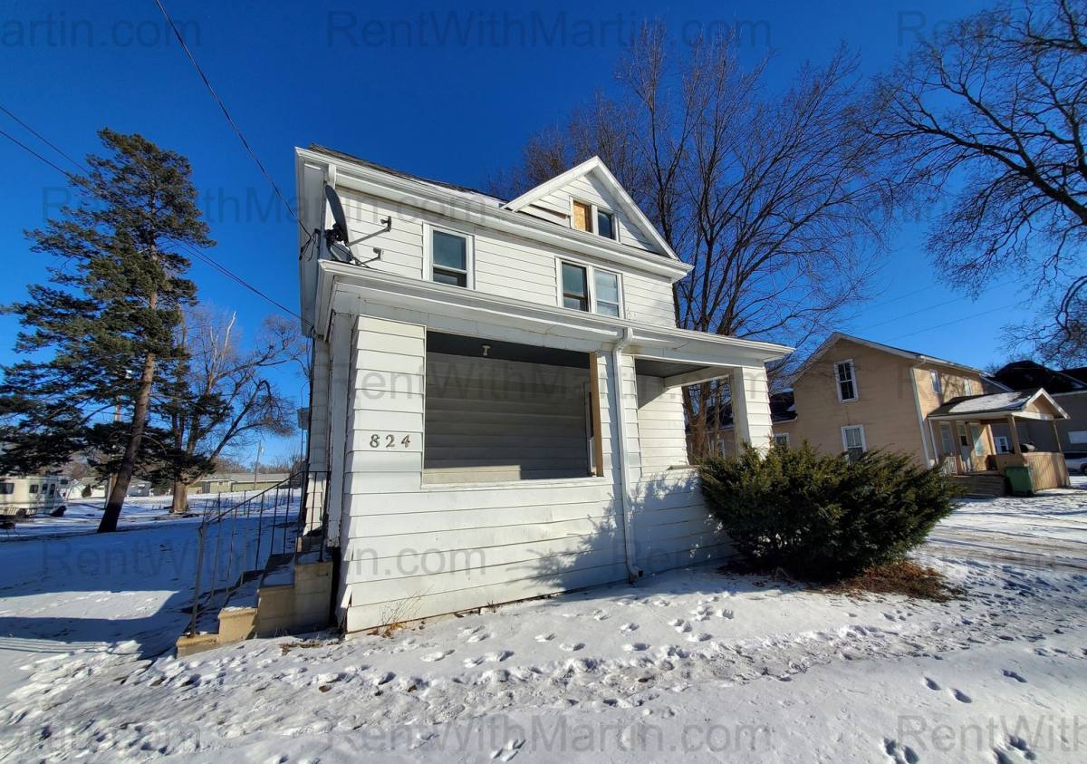 House for rent at 824 Logan Ave, Waterloo, IA 50703