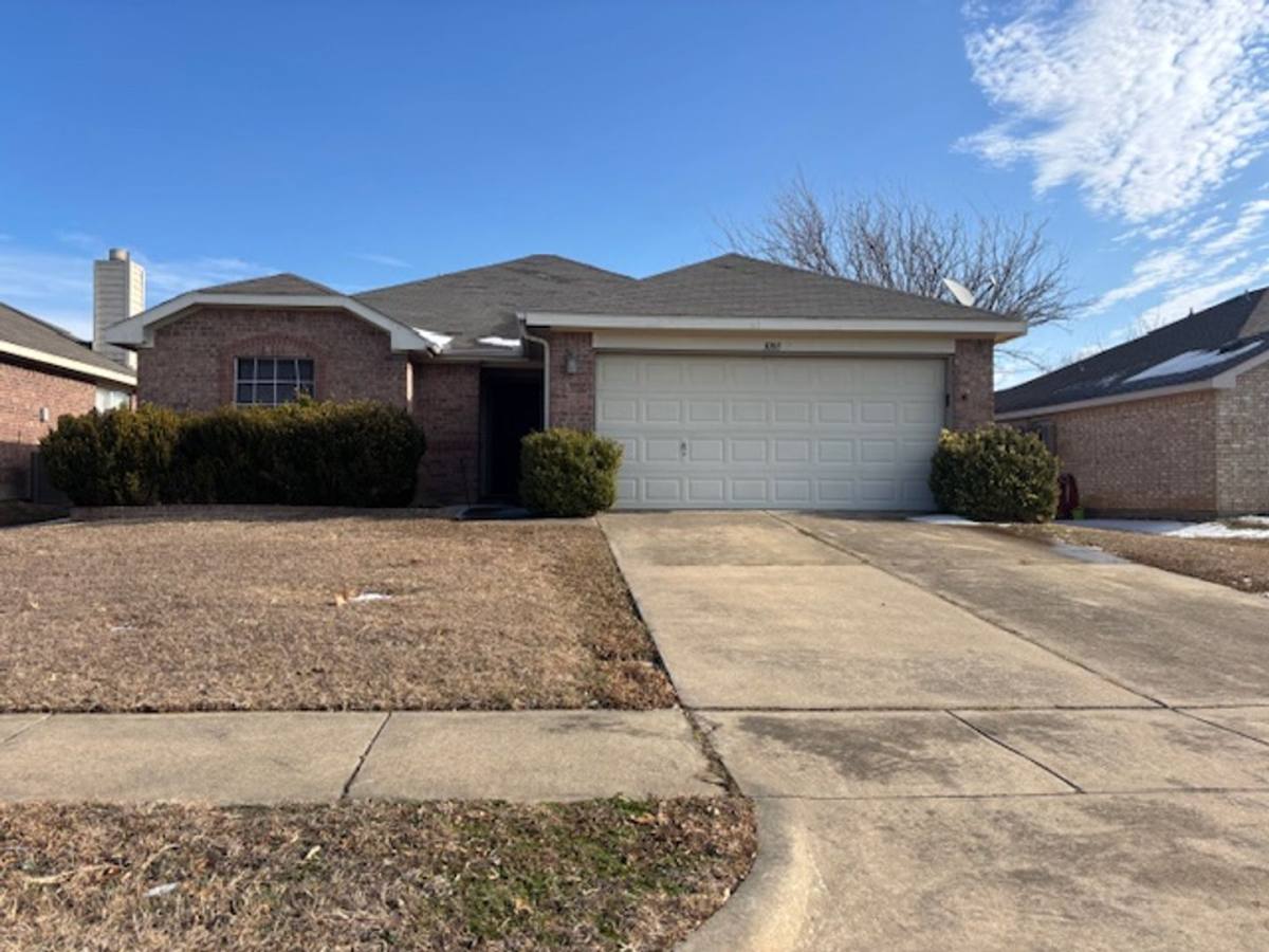 House for rent at 1008 Rock Springs Dr, Burleson, TX 76028