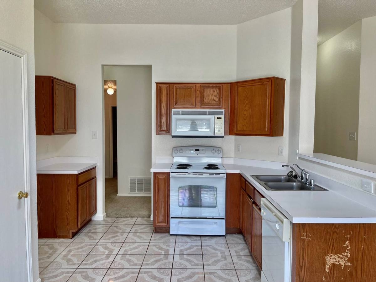House for rent at 1008 Rock Springs Dr, Burleson, TX 76028