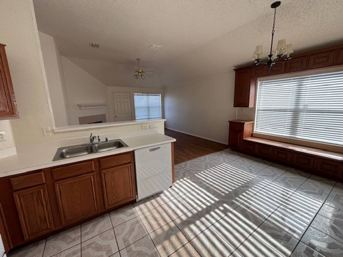 House for rent at 1008 Rock Springs Dr, Burleson, TX 76028