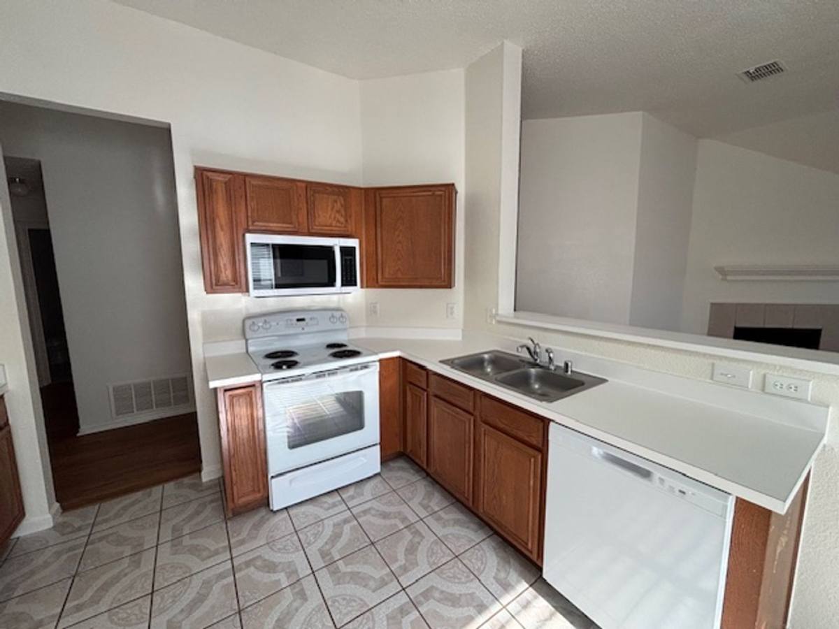 House for rent at 1008 Rock Springs Dr, Burleson, TX 76028