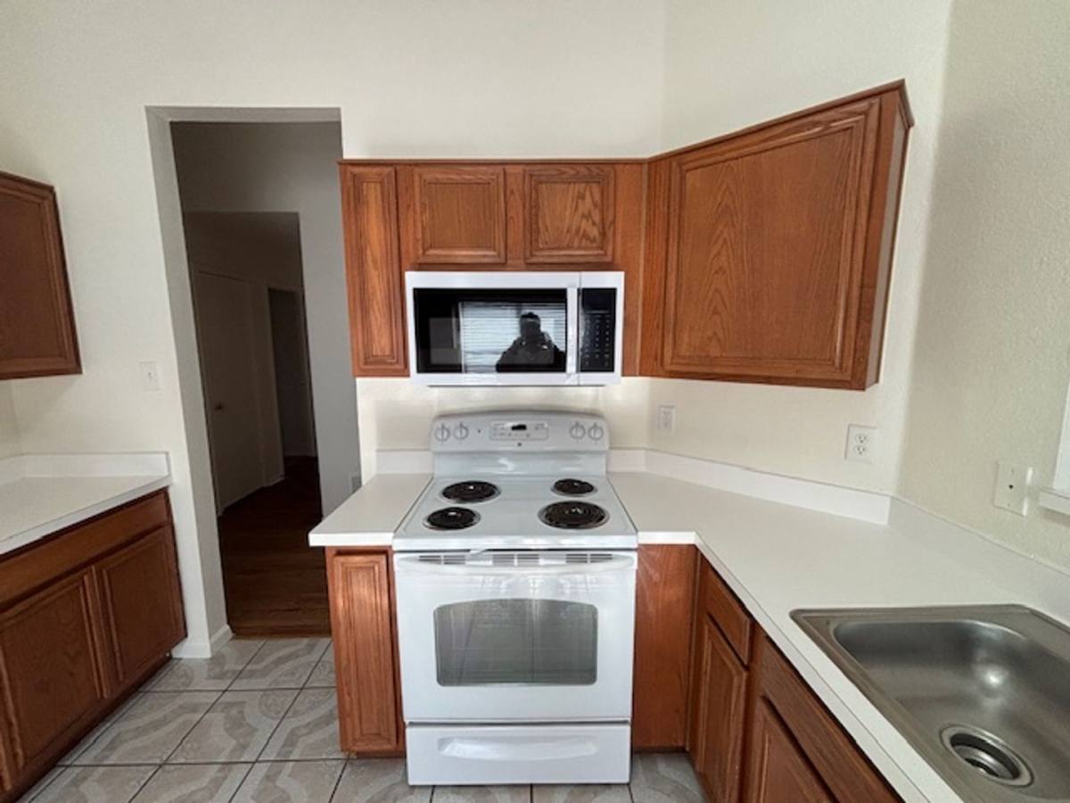House for rent at 1008 Rock Springs Dr, Burleson, TX 76028