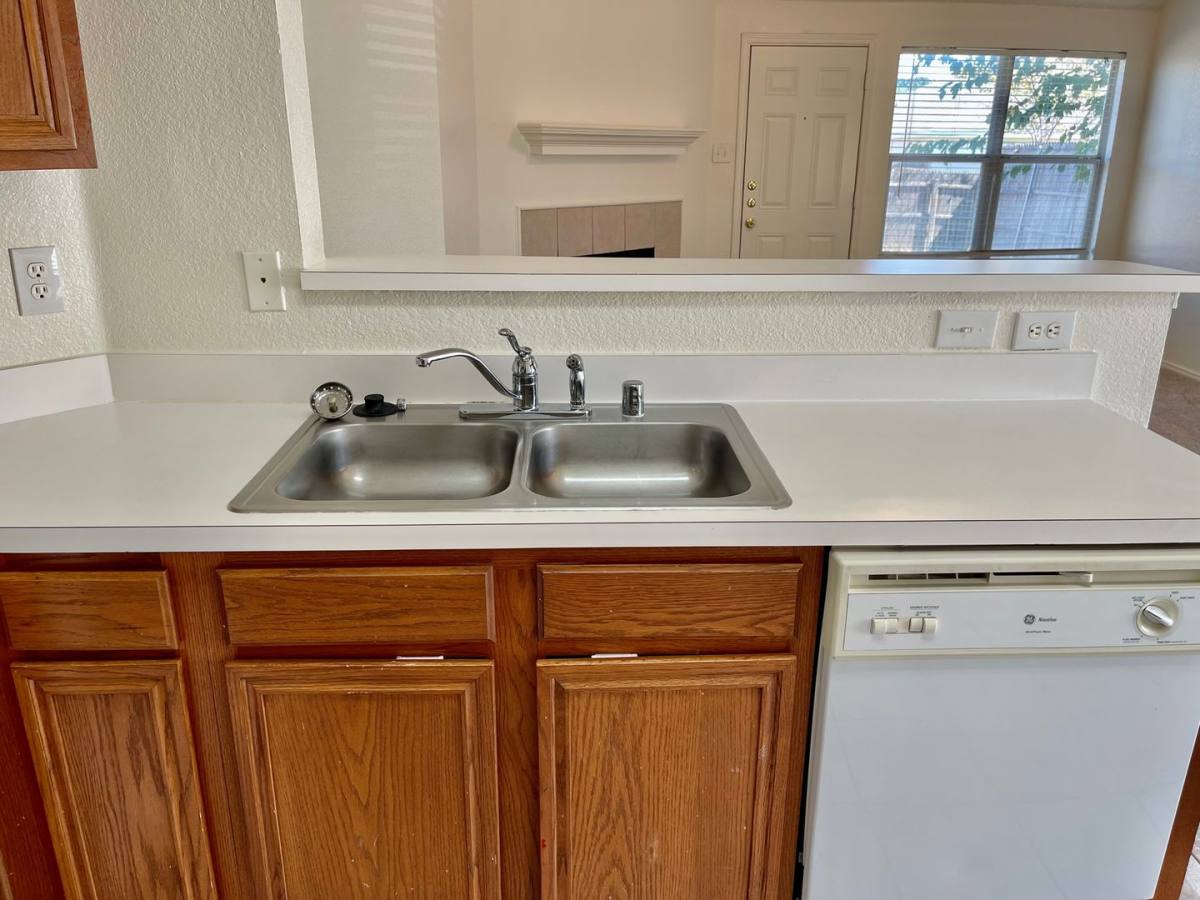 House for rent at 1008 Rock Springs Dr, Burleson, TX 76028