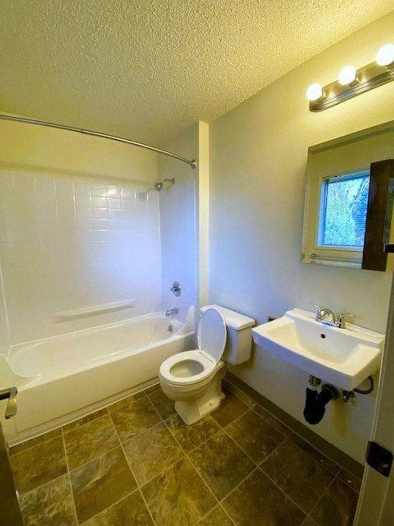 Apartment for rent at 158 Friendship Ave SE, Salem, OR 97302
