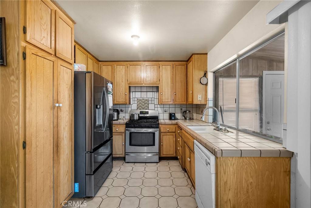 Apartment for rent at 663 Eston Place #663, Lancaster, CA 93535