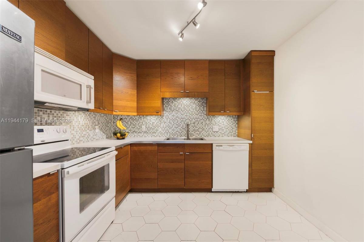 Apartment for rent at 2801 NE 183rd St #28011607W, North Miami Beach, FL 33160