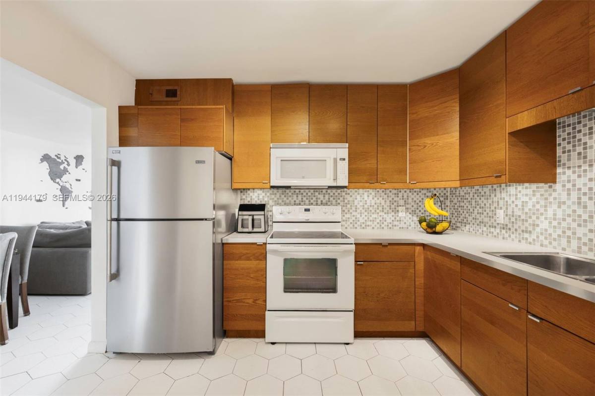 Apartment for rent at 2801 NE 183rd St #28011607W, North Miami Beach, FL 33160