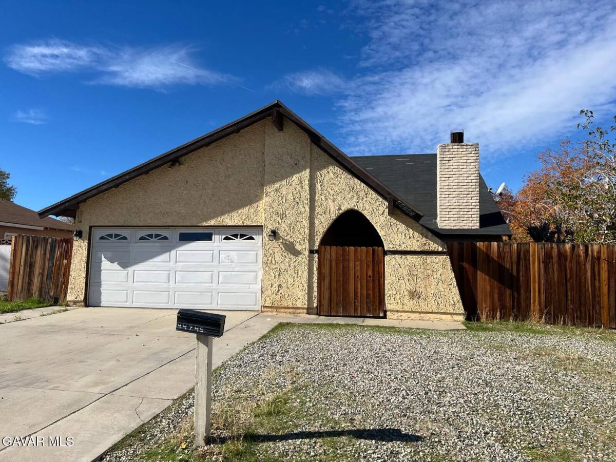 Apartment for rent at 44745 Christie Ave, Lancaster, CA 93535