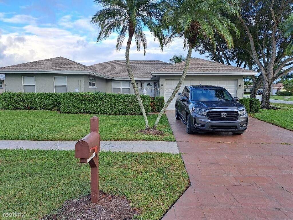 Apartment for rent at 10561 Greentrail Dr S, Boynton Beach, FL 33436