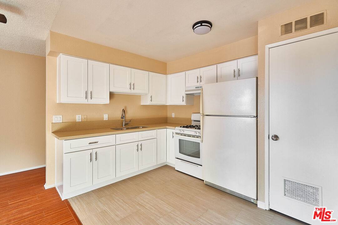 Apartment for rent at 820 S St Andrews Place #301, Los Angeles, CA 90005
