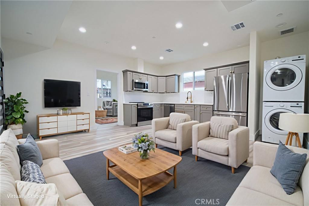 Apartment for rent at 2011 8th Ave #20113 4, Los Angeles, CA 90018
