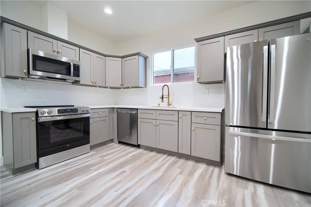 Apartment for rent at 2011 8th Ave #20113 4, Los Angeles, CA 90018