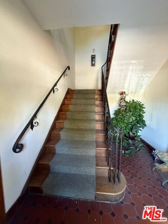 Apartment for rent at 747 S Mansfield Ave #747-4, Los Angeles, CA 90036