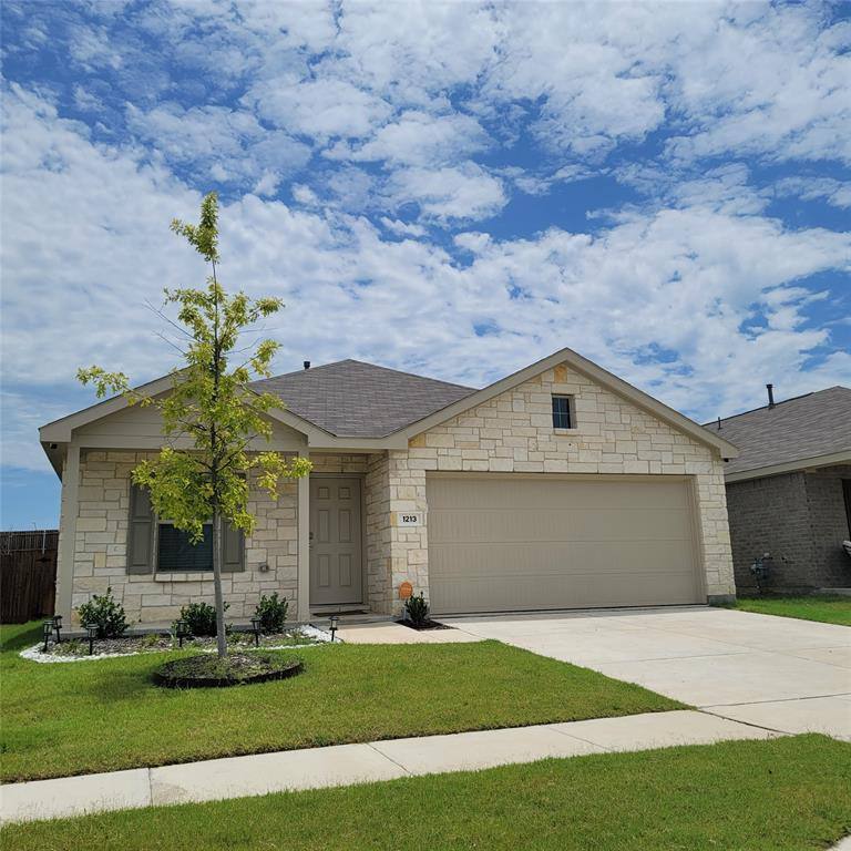 Apartment for rent at 1213 Wildflower St, Ennis, TX 75119