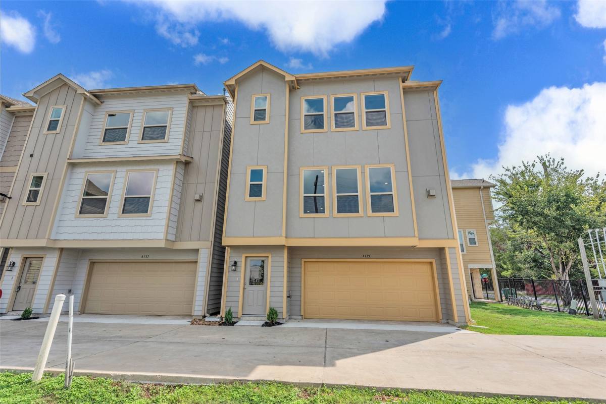 Townhouse for rent at 4135 Du Pont St, Houston, TX 77021