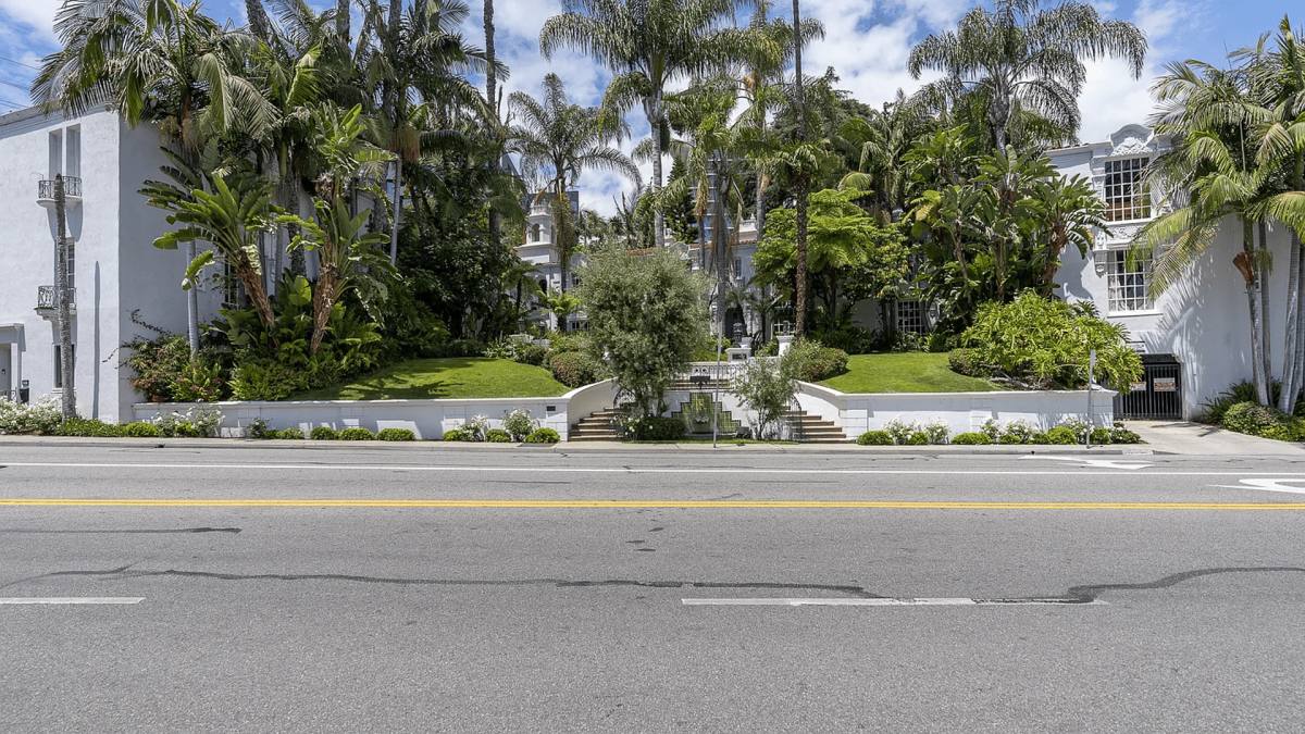 Apartment for rent at 8491 Fountain Ave, West Hollywood, CA 90069