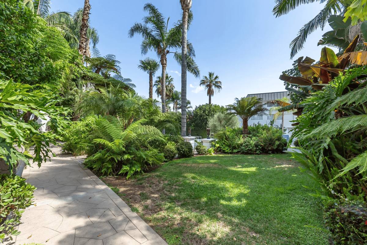 Apartment for rent at 8491 Fountain Ave, West Hollywood, CA 90069