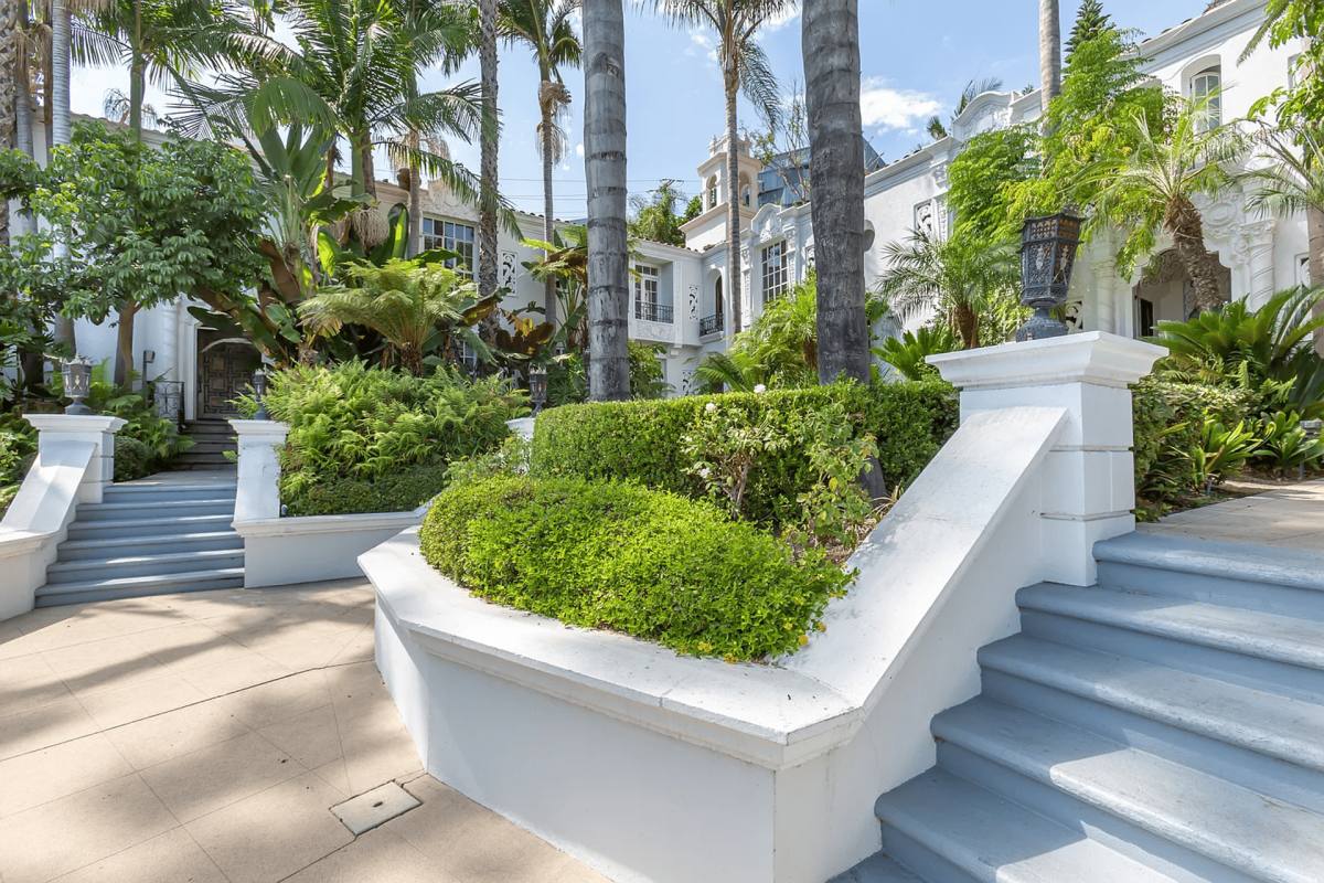 Apartment for rent at 8491 Fountain Ave, West Hollywood, CA 90069