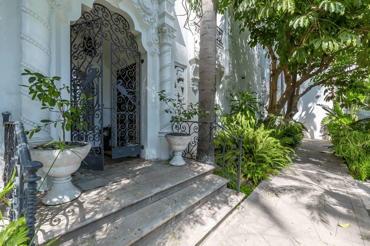 Apartment for rent at 8491 Fountain Ave, West Hollywood, CA 90069