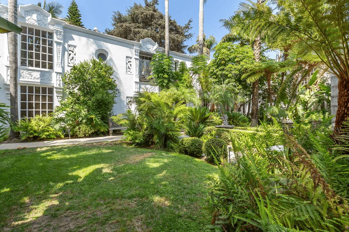 Apartment for rent at 8491 Fountain Ave, West Hollywood, CA 90069