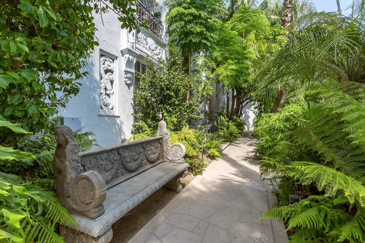 Apartment for rent at 8491 Fountain Ave, West Hollywood, CA 90069