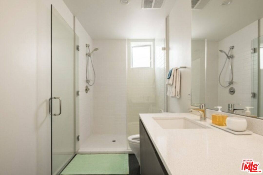 Apartment for rent at 1038 S Mariposa Ave #101, Los Angeles, CA 90006