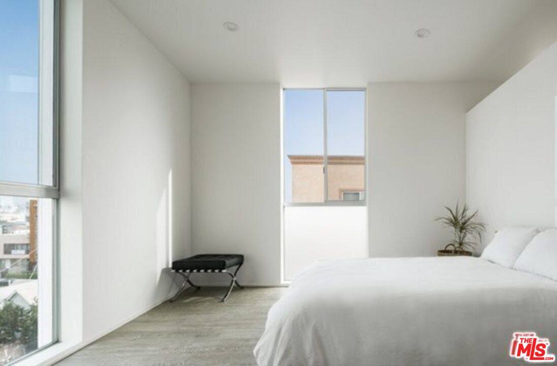 Apartment for rent at 1038 S Mariposa Ave #101, Los Angeles, CA 90006